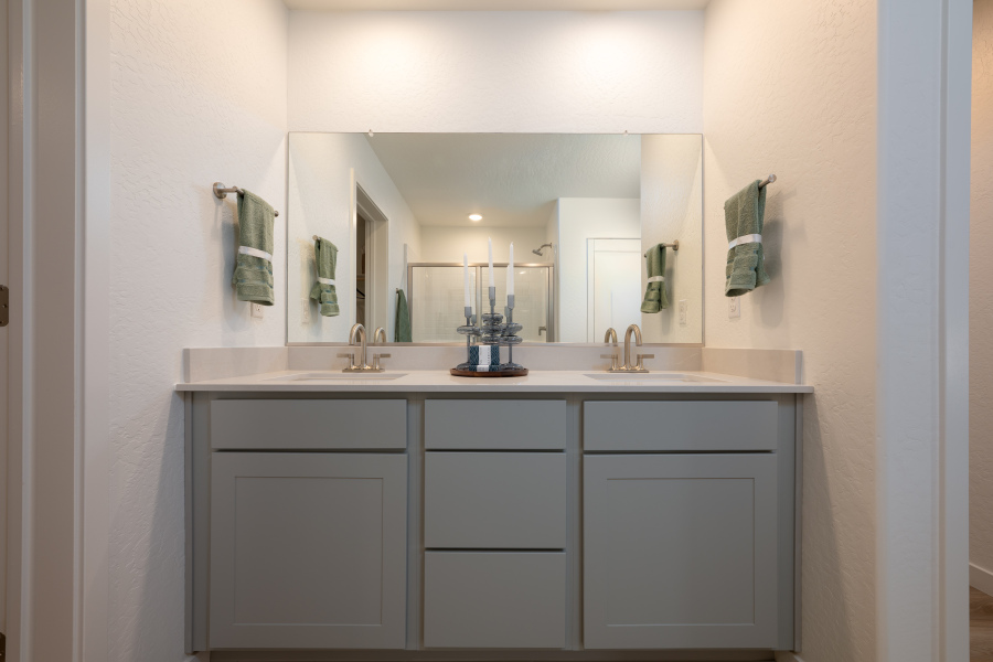 A bathroom with a sink and mirror.