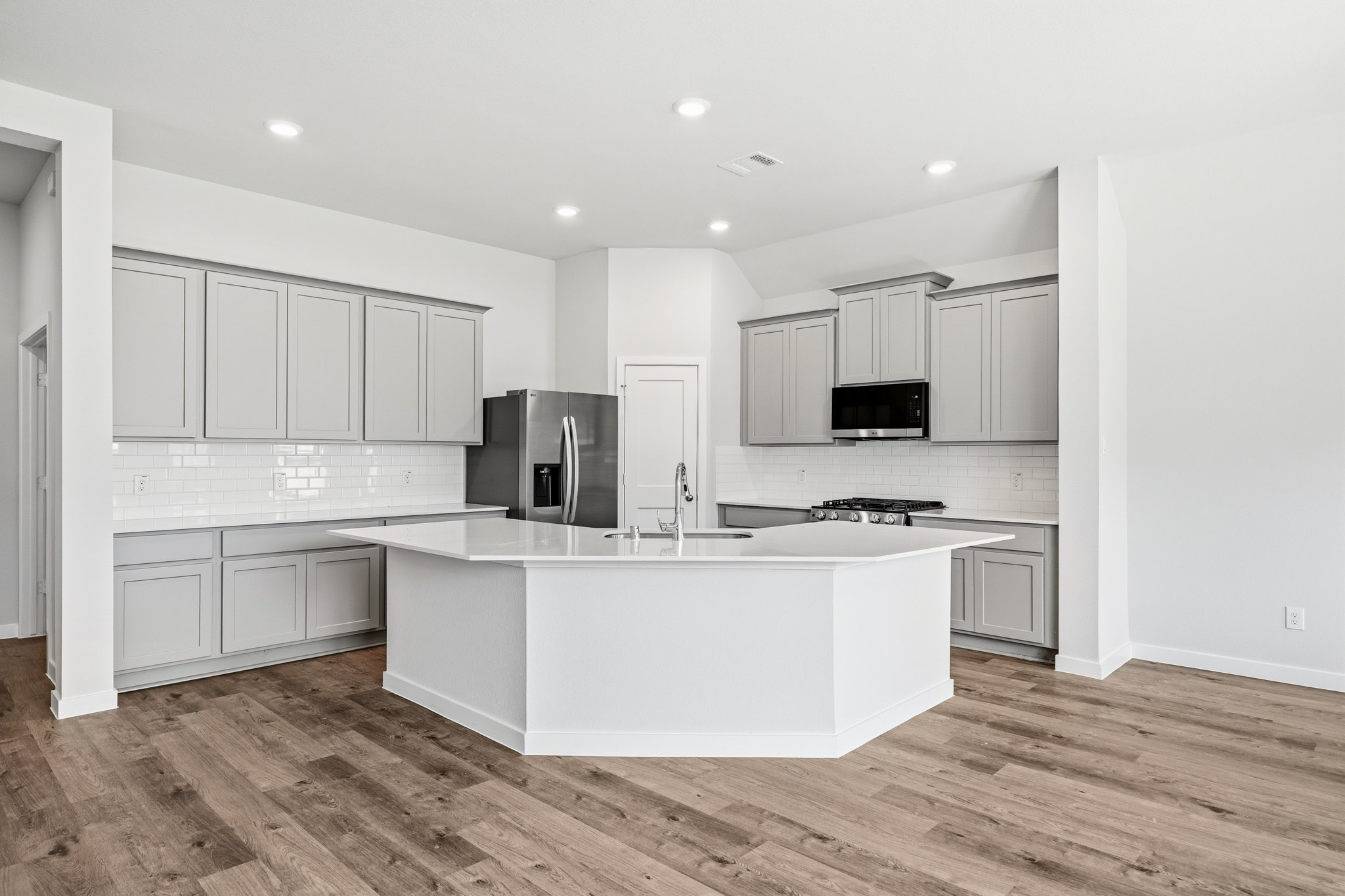A kitchen with white cabinets.